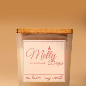 Χειροποίητο κερί 100% σόγιας σε τετράγωνο ματ δοχείο με ξύλινο καπάκι