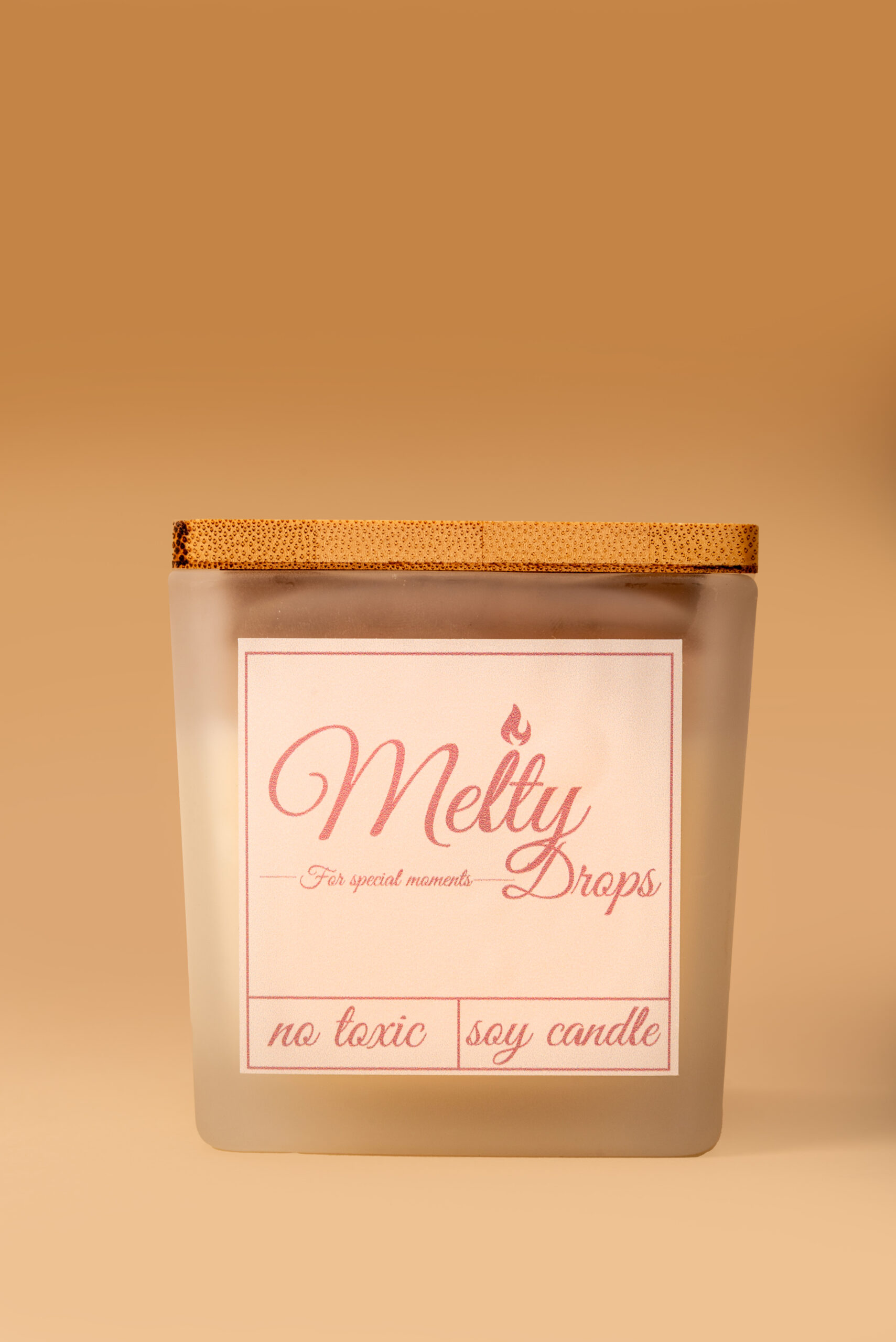 Χειροποίητο κερί 100% σόγιας σε τετράγωνο ματ δοχείο με ξύλινο καπάκι