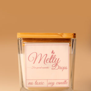 Χειροποίητο κερί 100% σόγιας σε τετράγωνο διάφανο δοχείο με ξύλινο καπάκι