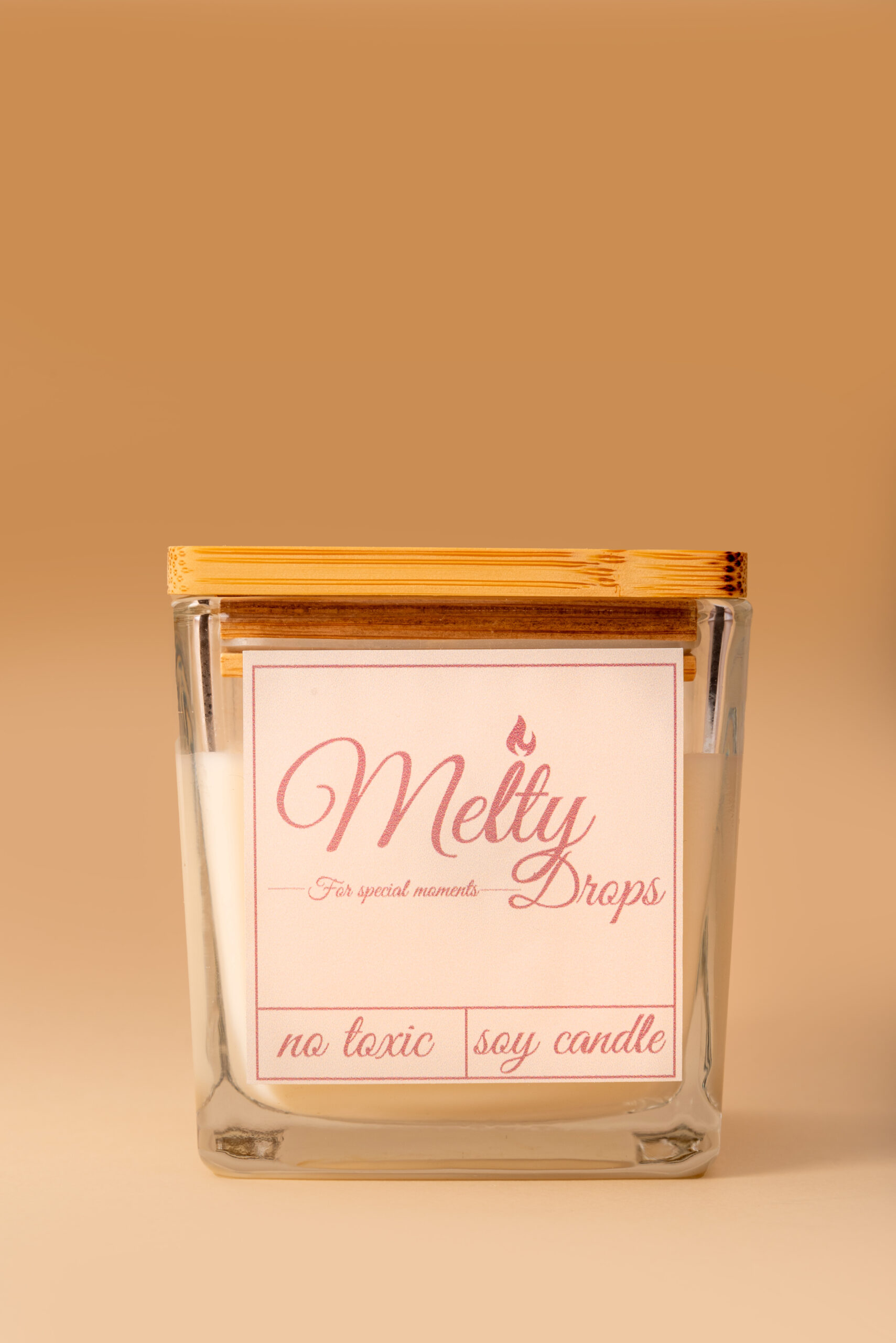 Χειροποίητο κερί 100% σόγιας σε τετράγωνο διάφανο δοχείο με ξύλινο καπάκι