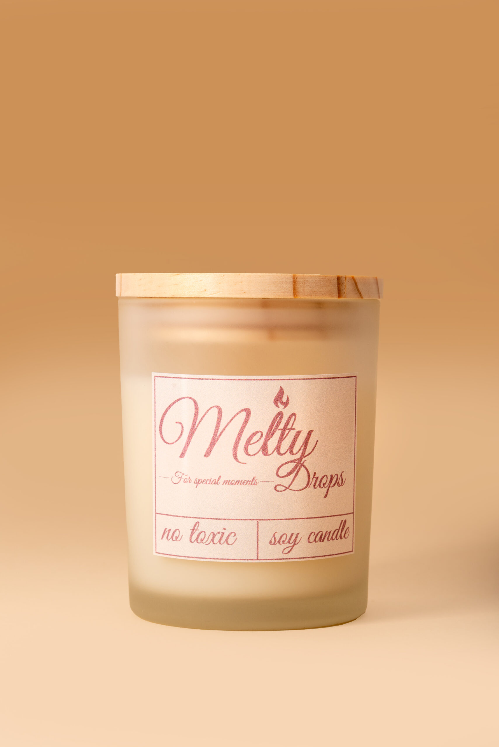 Χειροποίητο κερί 100% σόγιας σε στρογγυλό ματ δοχείο με ξύλινο καπάκι