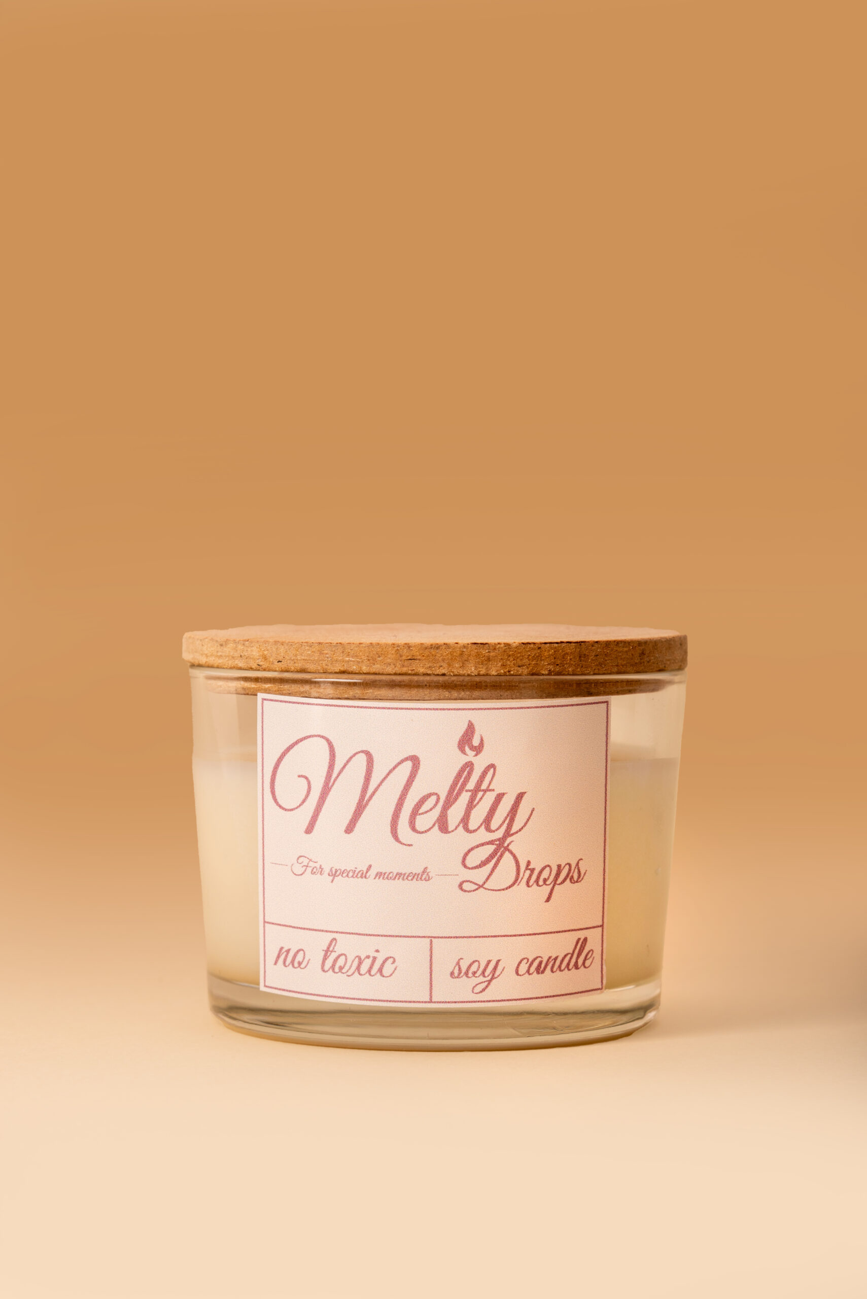 Χειροποίητο κερί 100% σόγιας σε στρογγυλό διάφανο δοχείο με ξύλινο καπάκι