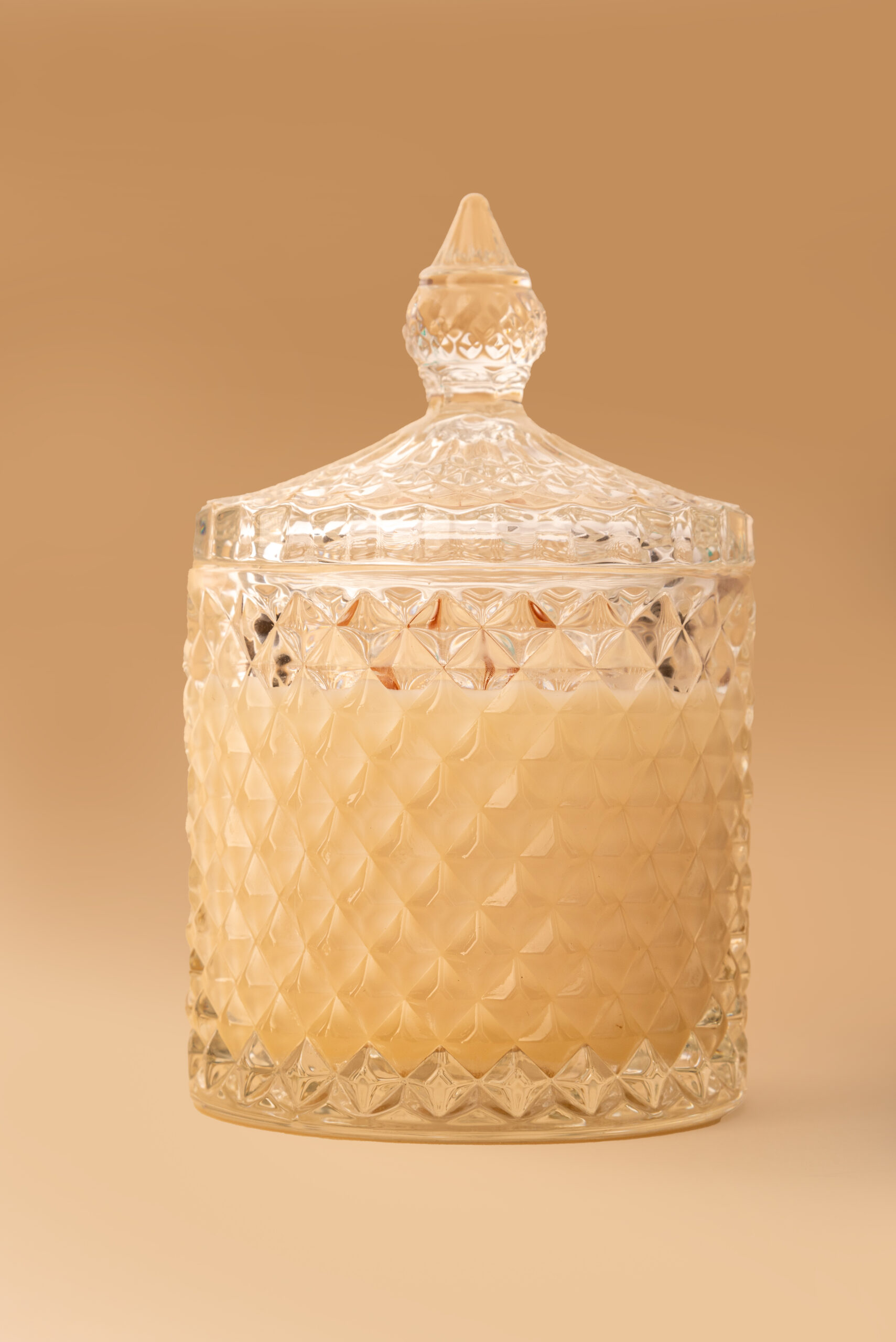 Χειροποίητο κερί 100% σόγιας σε λευκή γυάλινη φοντανιέρα με καπάκι