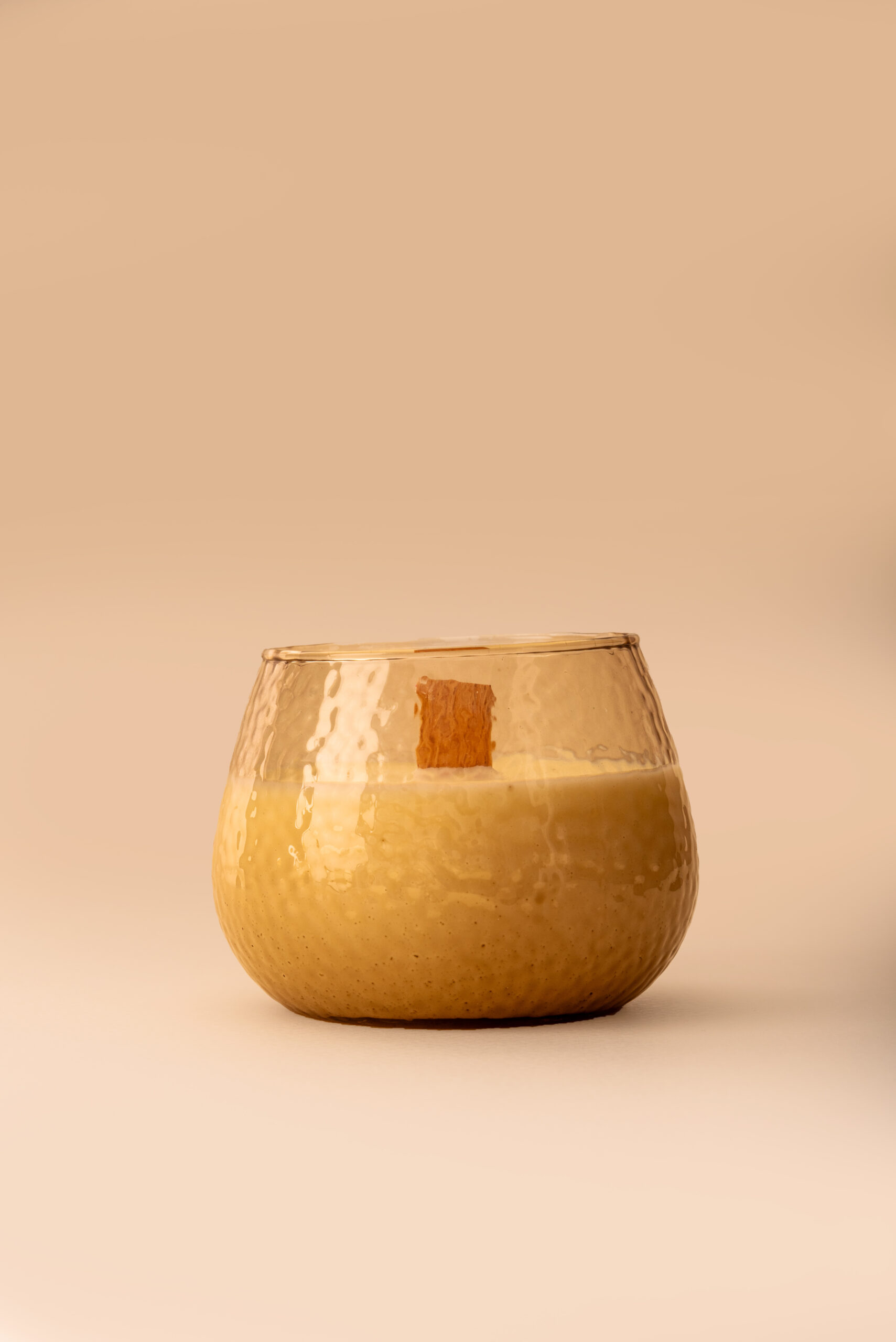 Χειροποίητο κερί 100% σόγιας σε καφέ ανάγλυφο δοχείο