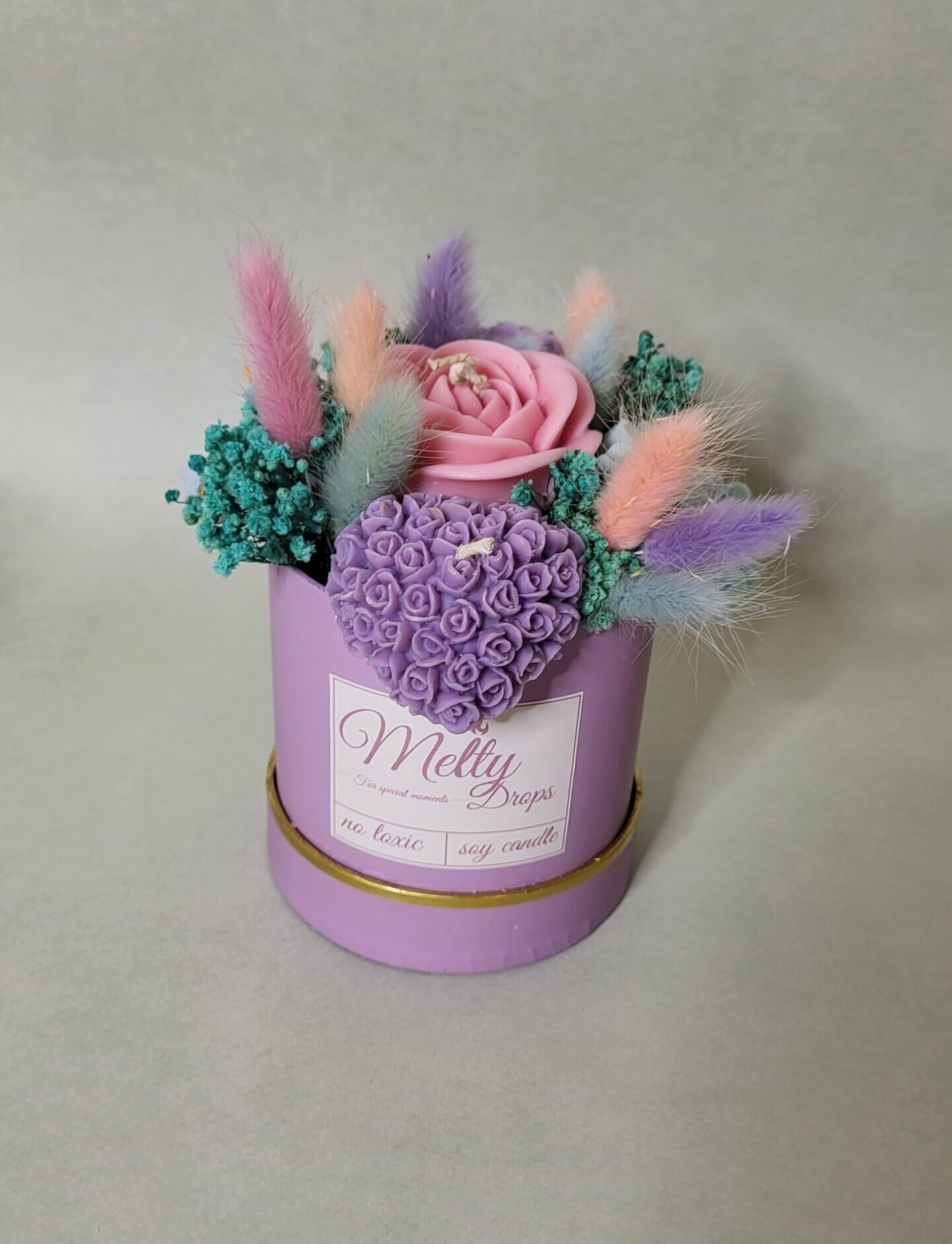 Χειροποίητο αρωματικό μπουκέτο σε μικρή μοβ καπελιέρα